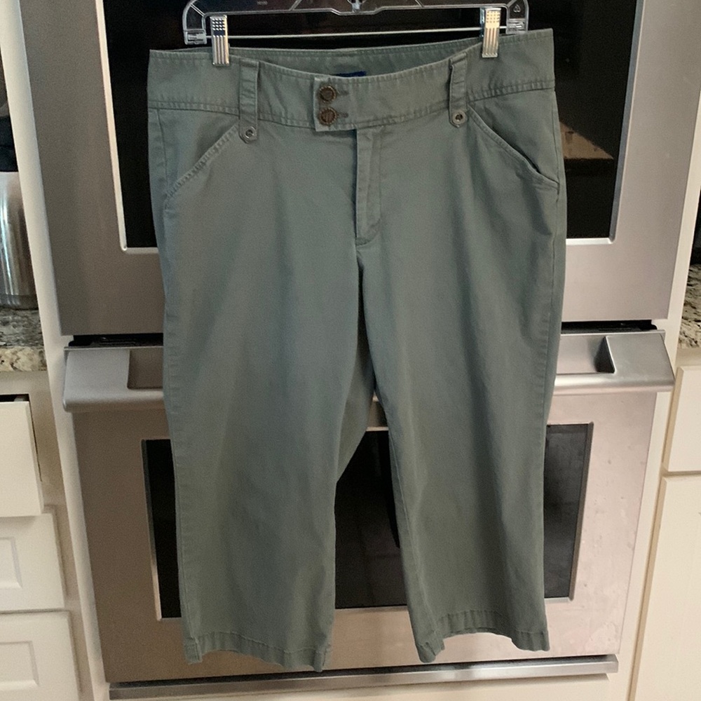 Dockers size 12 cotton/spandex capris pants. Soft Kaki green Color